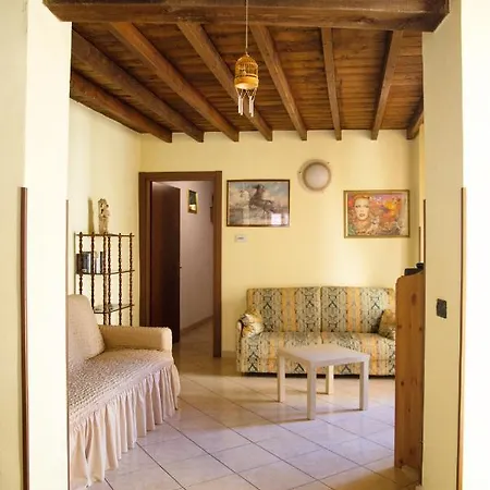 Fulvia - Courtyard With Balcony *