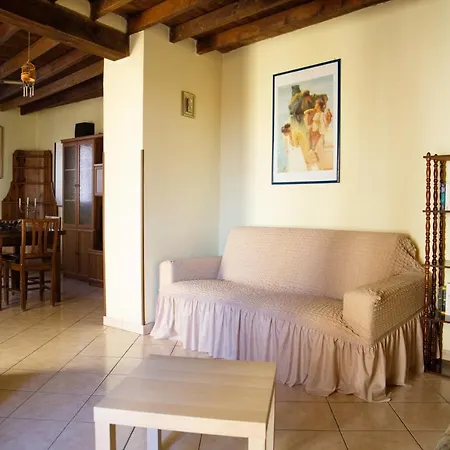 Fulvia - Courtyard With Balcony Daire Arona